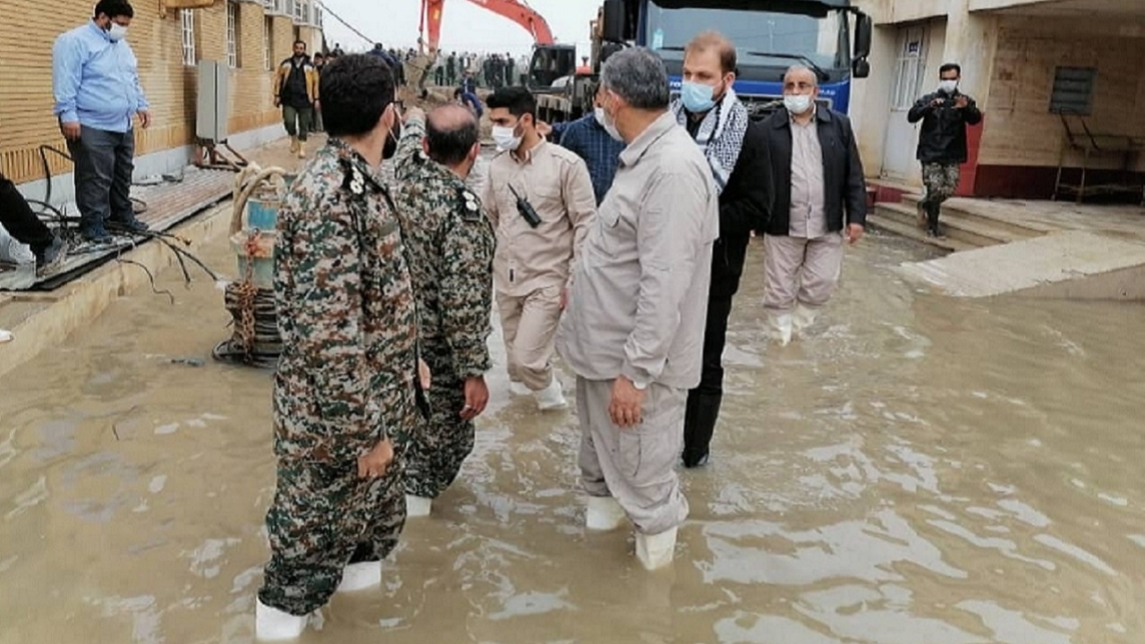 حضور فرمانده سپاه خوزستان در میان سیل‌زدگان