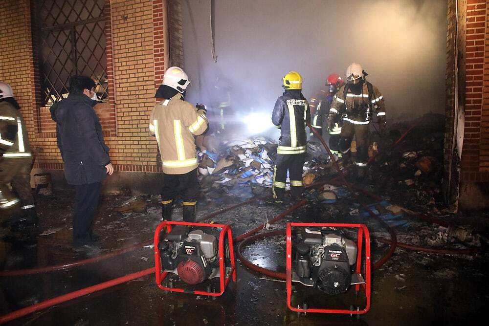 مهار آتش سوزی مهیب کارخانه