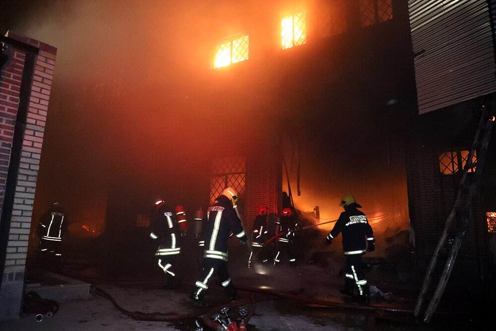 مهار آتش سوزی مهیب کارخانه
