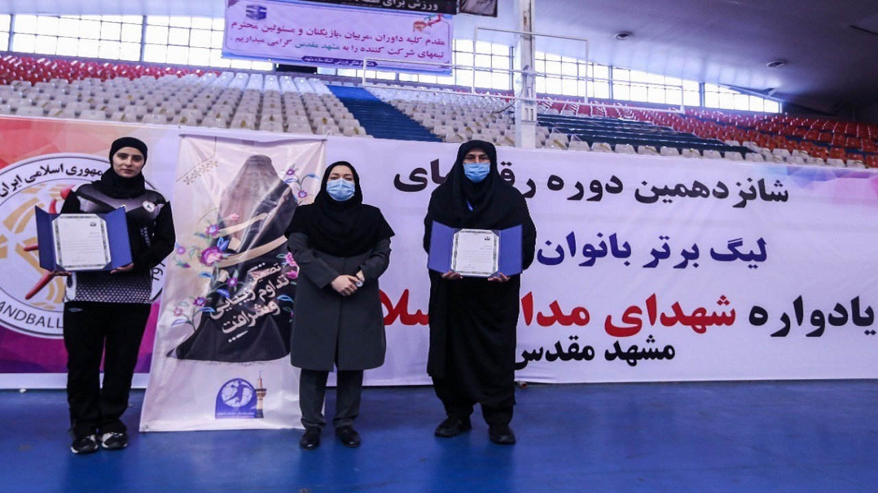 تقدیر از ۲ بانوی هندبالیست برای استفاده از پوشش چادر