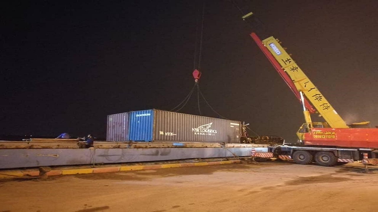 جلوگیری از واژگونی شناور دوبه در بندر آبادان