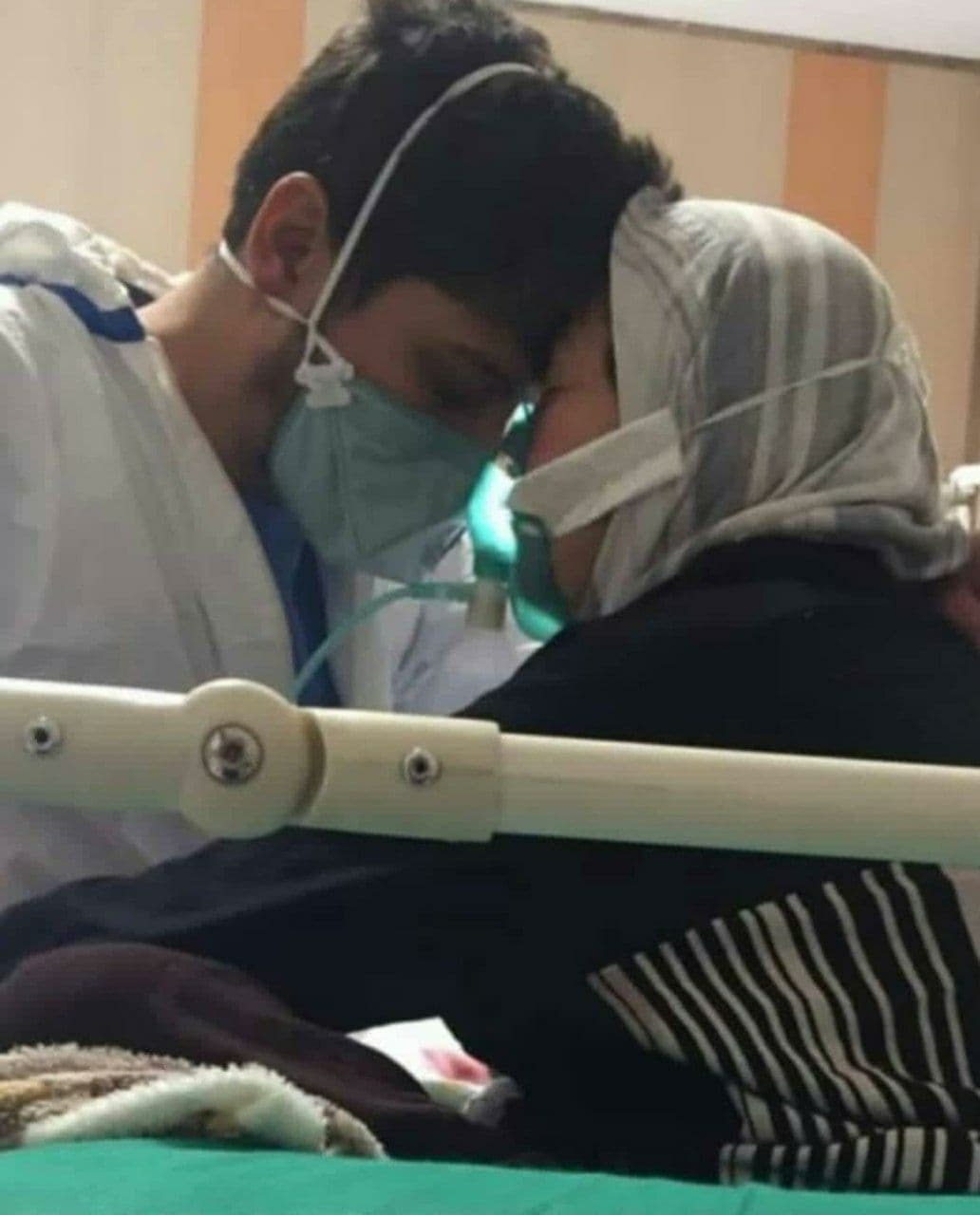 صحنه&zwnj;ای از آخرین وداع پرستار ایرانی با مادر خود