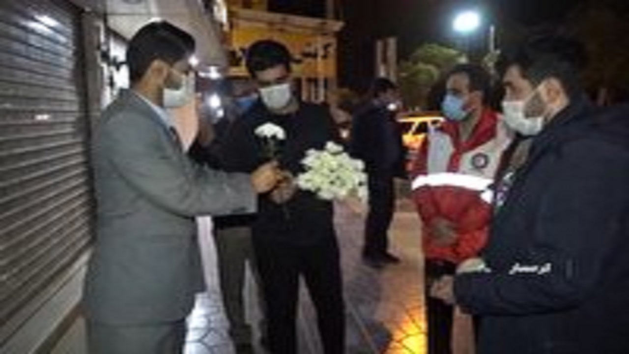 اهداء گل به بازاریان گرمساری به پاس همکاری در اجرای محدودیت های کرونایی