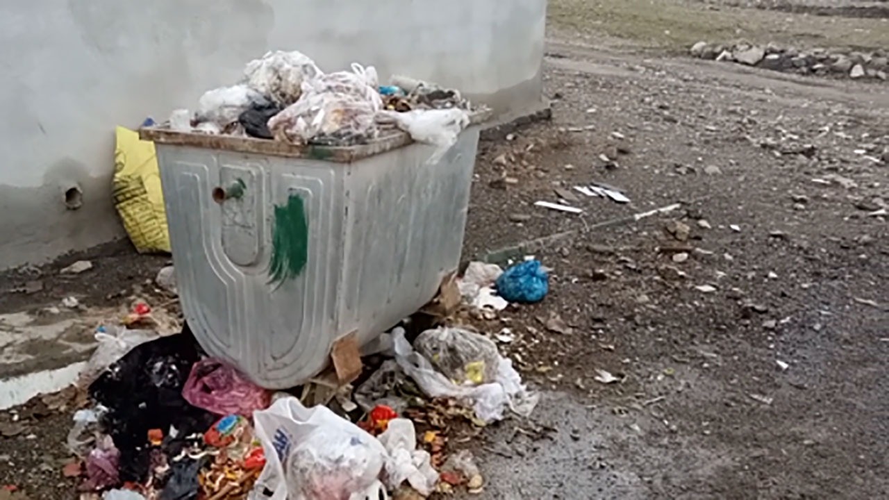 جمع‌آوری نکردن زباله در روستای چشمه سفید + فیلم