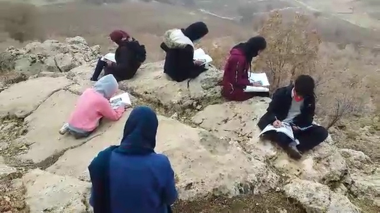 مشکلات دانش آموزان «سرخک سنجابی» برای دسترسی به اینترنت + فیلم