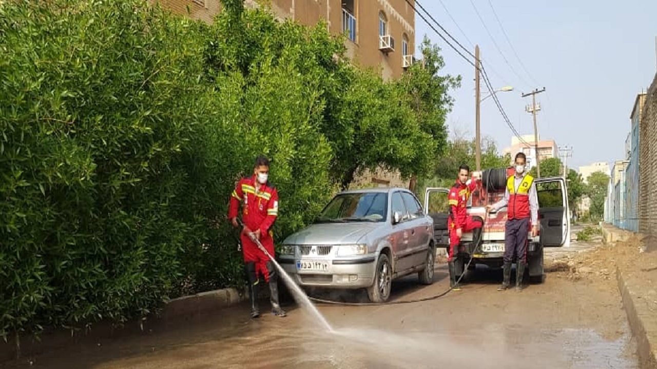 شستشو و ضدعفونی مناطق تخلیه شده از آب در اهواز