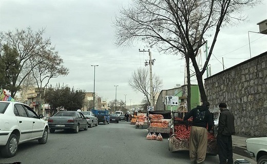 کاسبان وانت بار&zwnj;های بی جا ومکان چشم انتظار تدبیری از سوی مسئولانساماندهی وانت بارهای میوه فروش دغدغه&zwnj; شهروندان سنندجی &rlm;