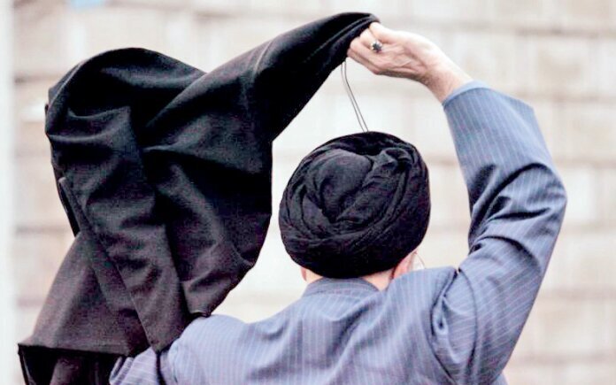 آیا کسی هست که تکرار کند؟