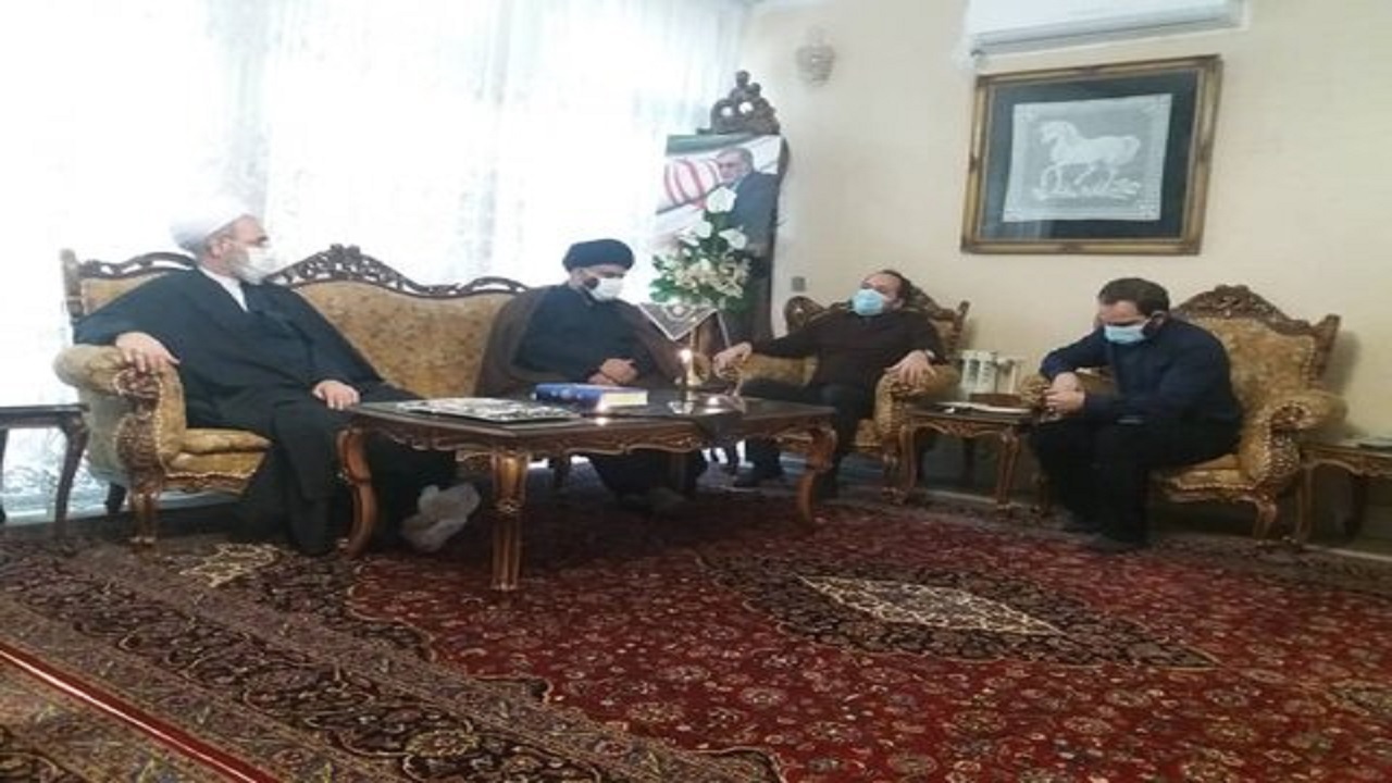 مدیرحوزه‌های علمیه با خانواده شهید فخری‌زاده دیدار کرد
