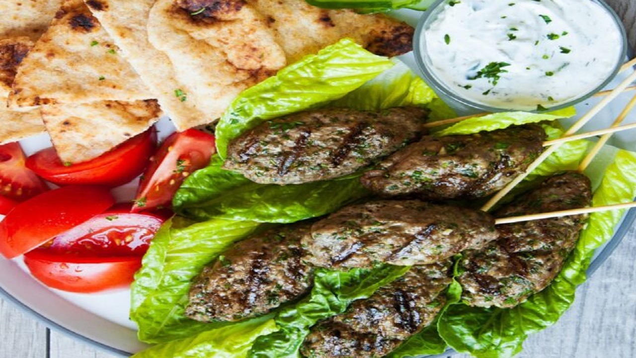 طرز تهیه کوفته کباب یونانی خوشمزه با سس ماست