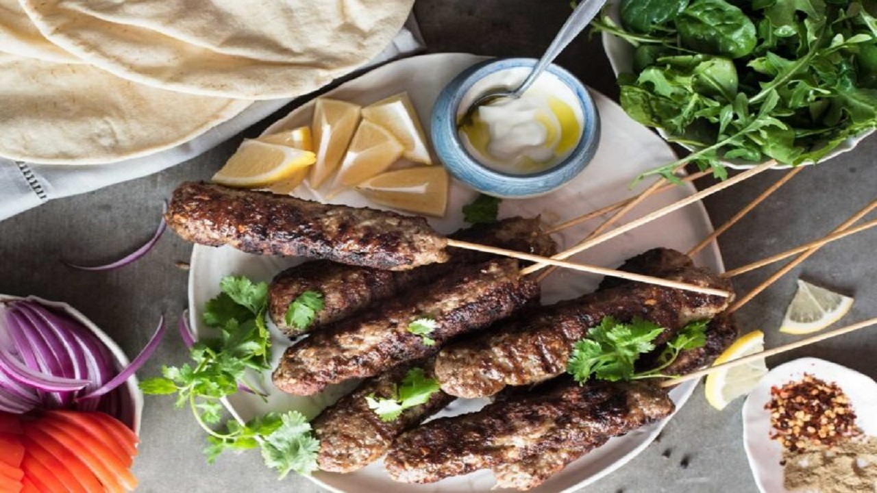 طرز تهیه کوفته کباب یونانی خوشمزه با سس ماست