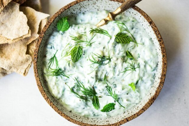 طرز تهیه کوفته کباب یونانی خوشمزه با سس ماست