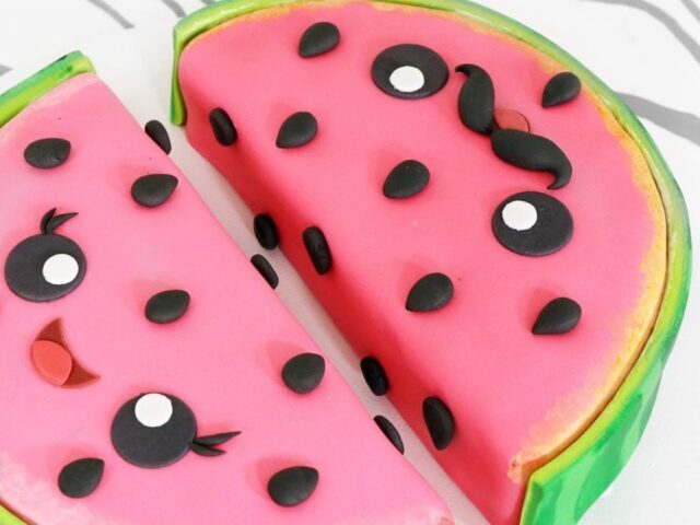 طرز تهیه تصویری کیک خامه&zwnj;ای شب یلدا به شکل هندوانه