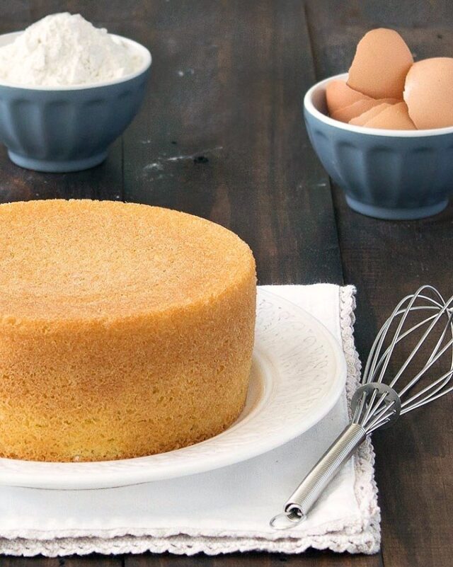 طرز تهیه تصویری کیک خامه&zwnj;ای شب یلدا به شکل هندوانه