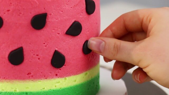 طرز تهیه تصویری کیک خامه&zwnj;ای شب یلدا به شکل هندوانه
