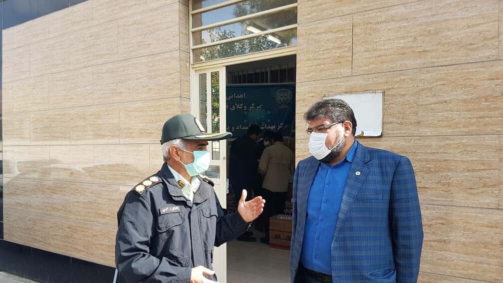 اهدای دارو از سوی مرکز وکلا به فرماندهی انتظامی فارس