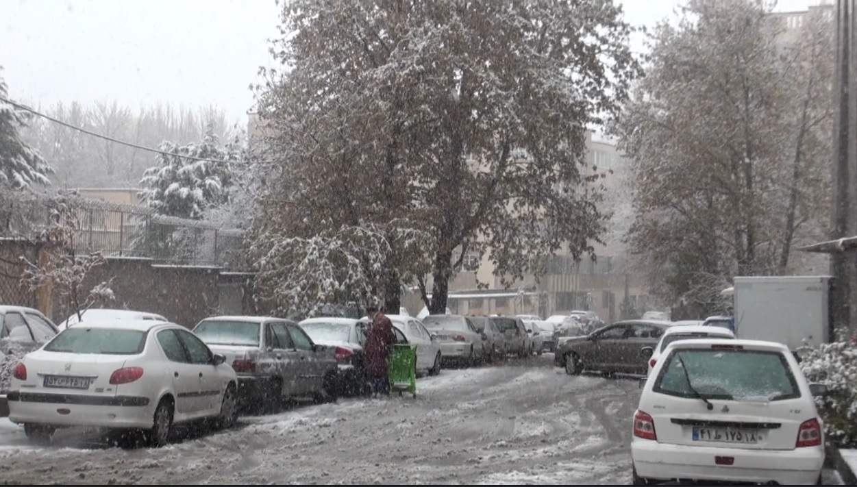 همدان با بارش نخستین برف پاییزی سپید پوش شد