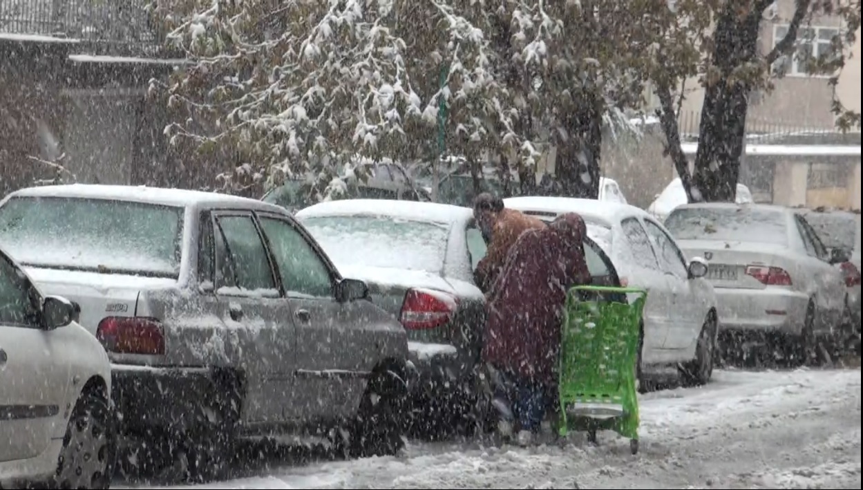 همدان با بارش نخستین برف پاییزی سپید پوش شد