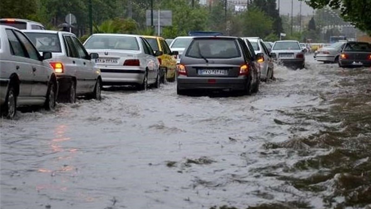 بارش باران موجب آبگرفتگی معابر در شیراز شد