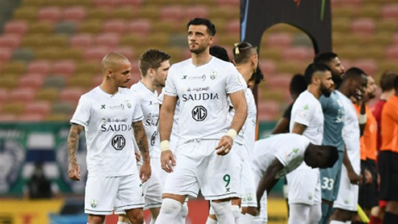 عمر السومه در حال کشمکش با الاهلی
