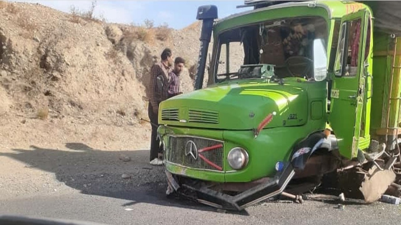 برخورد پژو با کامیون ۲ کشته برجای گذاشت