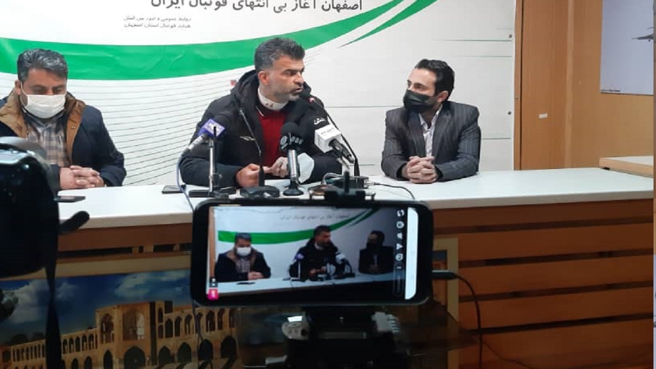 از داخل خانه قوانین را وضع می‌کنند / چنین افرادی هیچ درکی از فوتبال ندارند
