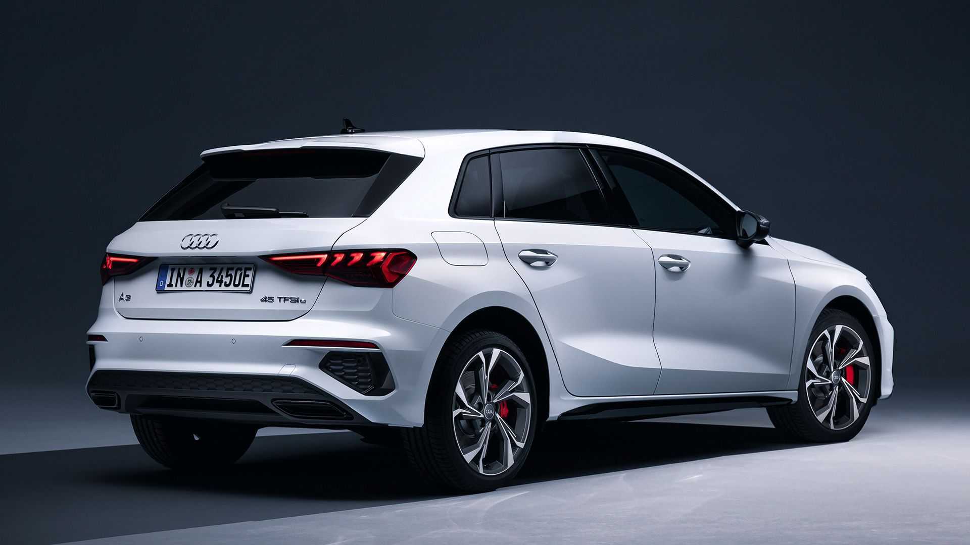 آئودی 2021 A3 Sportback 45 TFSI e آئودی 2021 A3 Sportback 45 TFSI e دارای 242 اسب بخار قدرت ، 39 مایل برد الکتریکی است