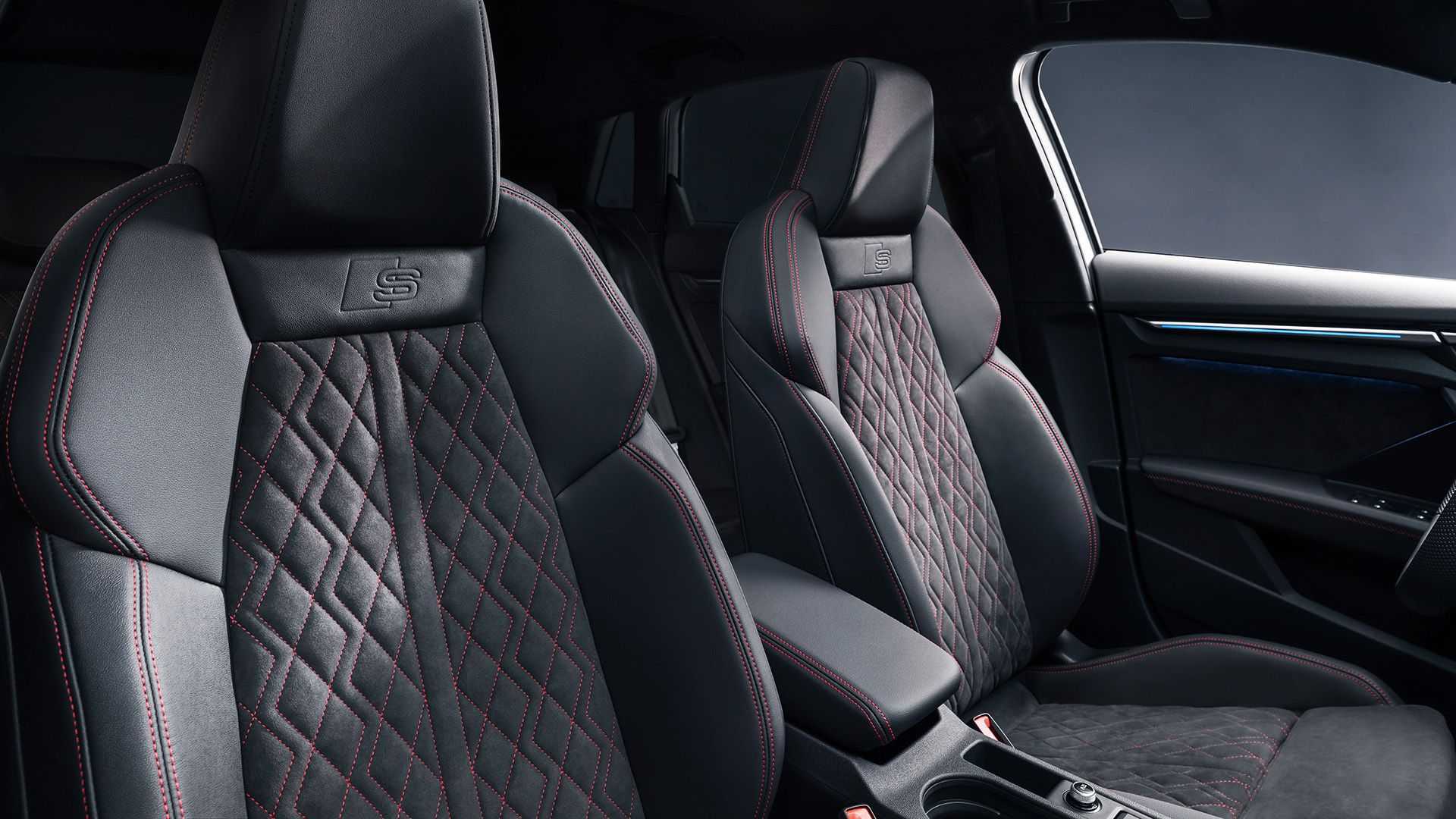 آئودی 2021 A3 Sportback 45 TFSI e آئودی 2021 A3 Sportback 45 TFSI e دارای 242 اسب بخار قدرت ، 39 مایل برد الکتریکی است