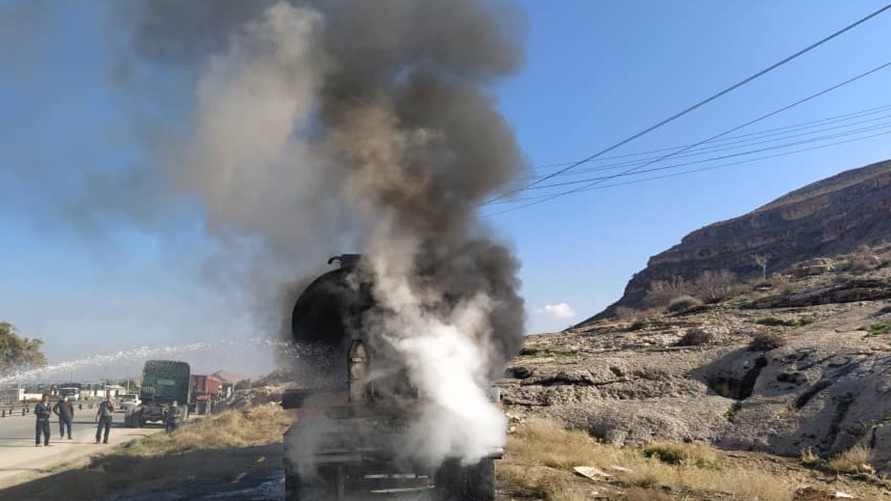 آتش سوزی تانکر حمل قیر در جاده شیراز به سروستان
