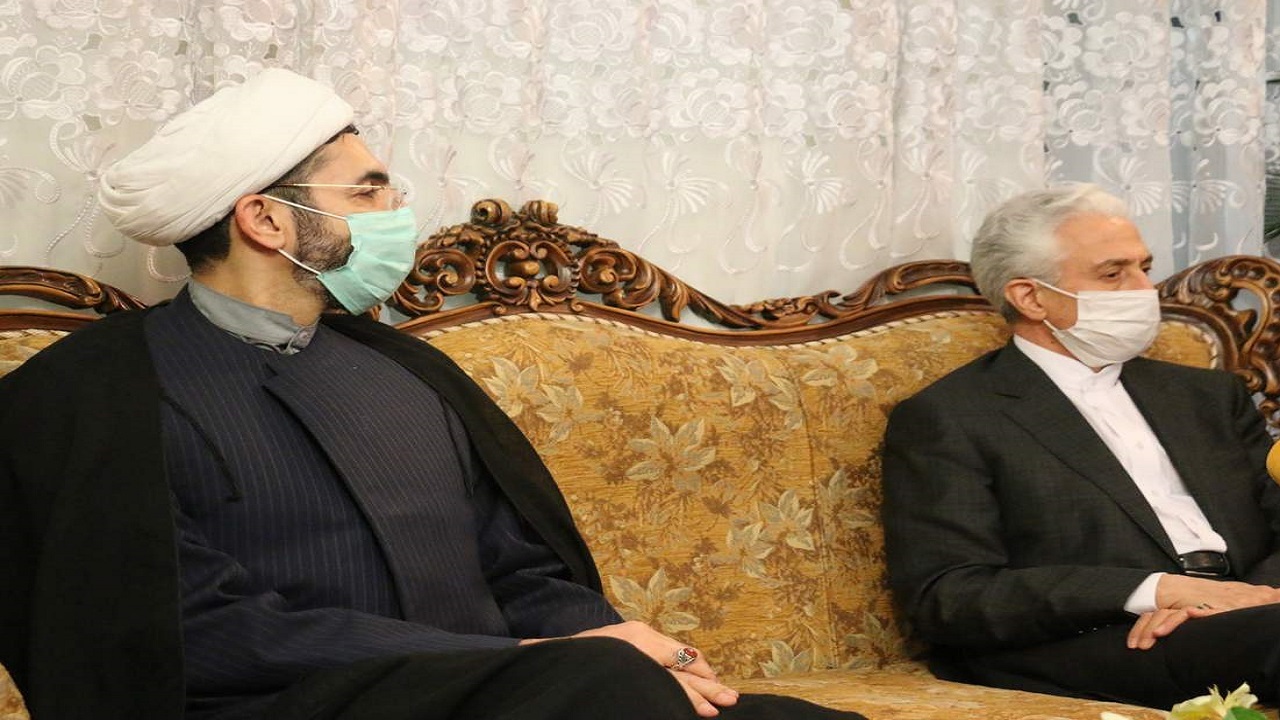حضور وزیر علوم و نماینده رهبرانقلاب در منزل شهید فخری‌زاده