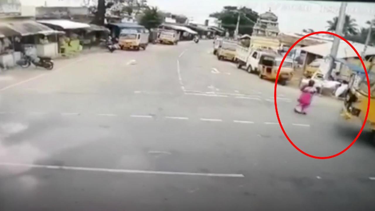 نجات معجزه آسای عابر پس از تصادف با کامیون!