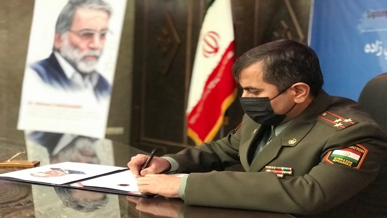امضای دفتر یادبود شهید فخری زاده توسط سفرا و وابستگان نظامی در ستاد وزارت دفاع