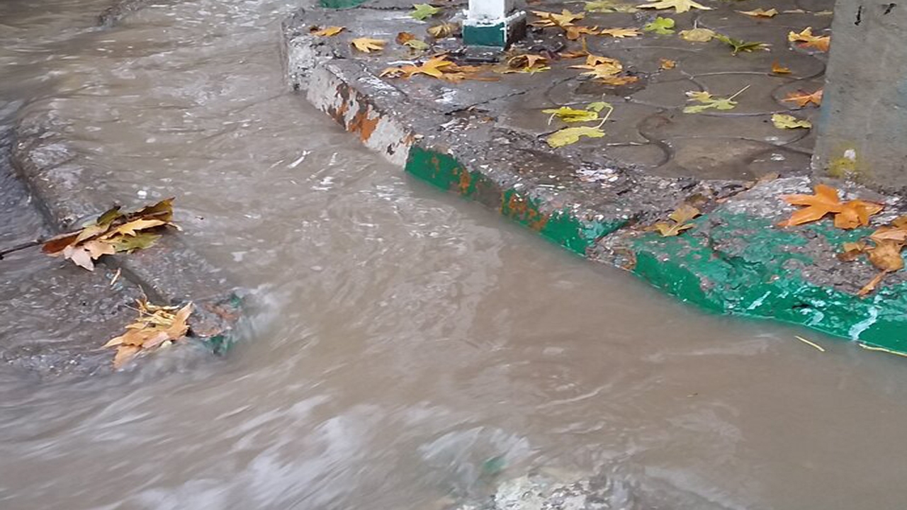 رفع مشکل آبگرفتگی معابر شهری در کازرون