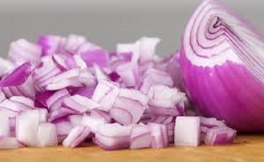 ۷ دلیل برای قرار دادن پیاز خام در رژیم غذایی پیاز خرد شده