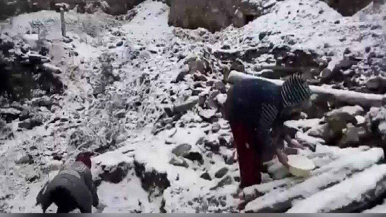 بارش برف پاییزی در &laquo;روستای طرزه&raquo; دامغان + فیلم