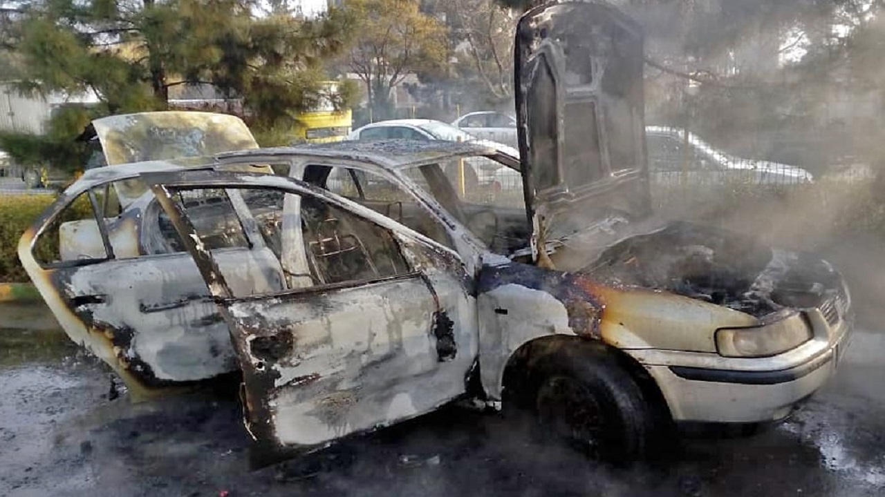 مهار آتش سوزی سمند در بزرگراه آزادی مشهد