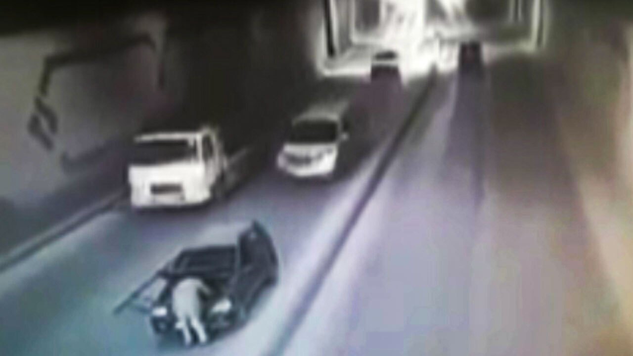 تصادف دلخراش دو خودرو در تونل + فیلم