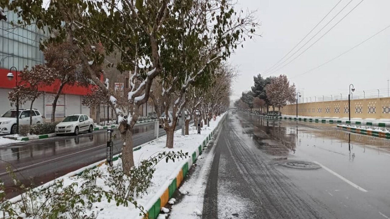 بارش برف پاییزی، مشهد را سفید پوش کرد