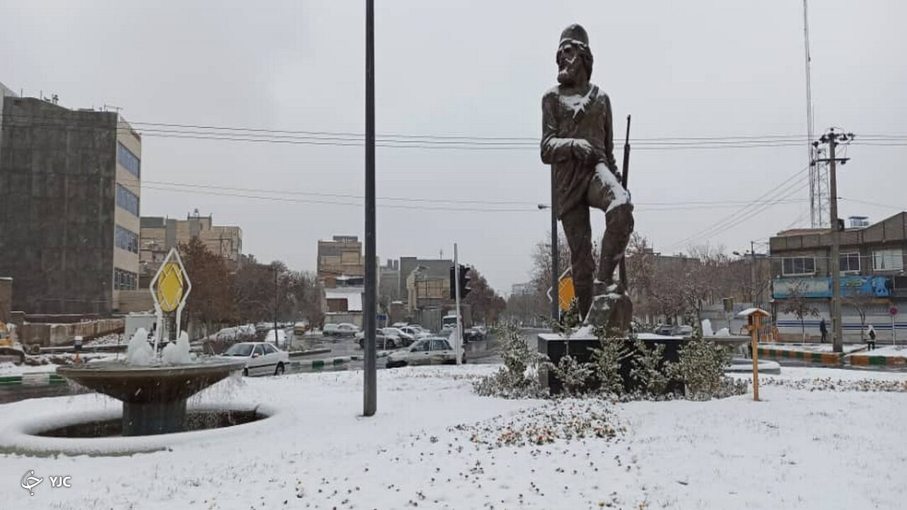 بارش برف پاییزی، مشهد را سفید پوش کرد