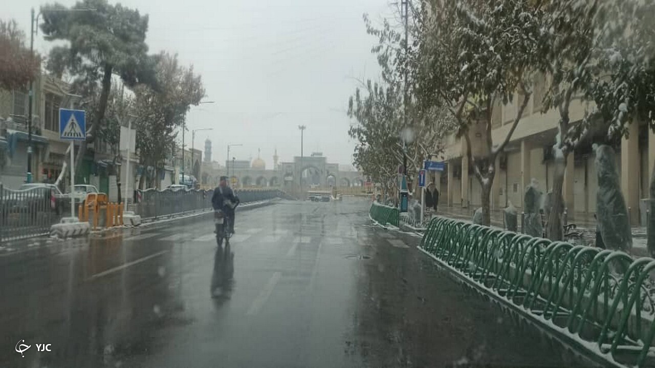 بارش برف پاییزی، مشهد را سفید پوش کرد