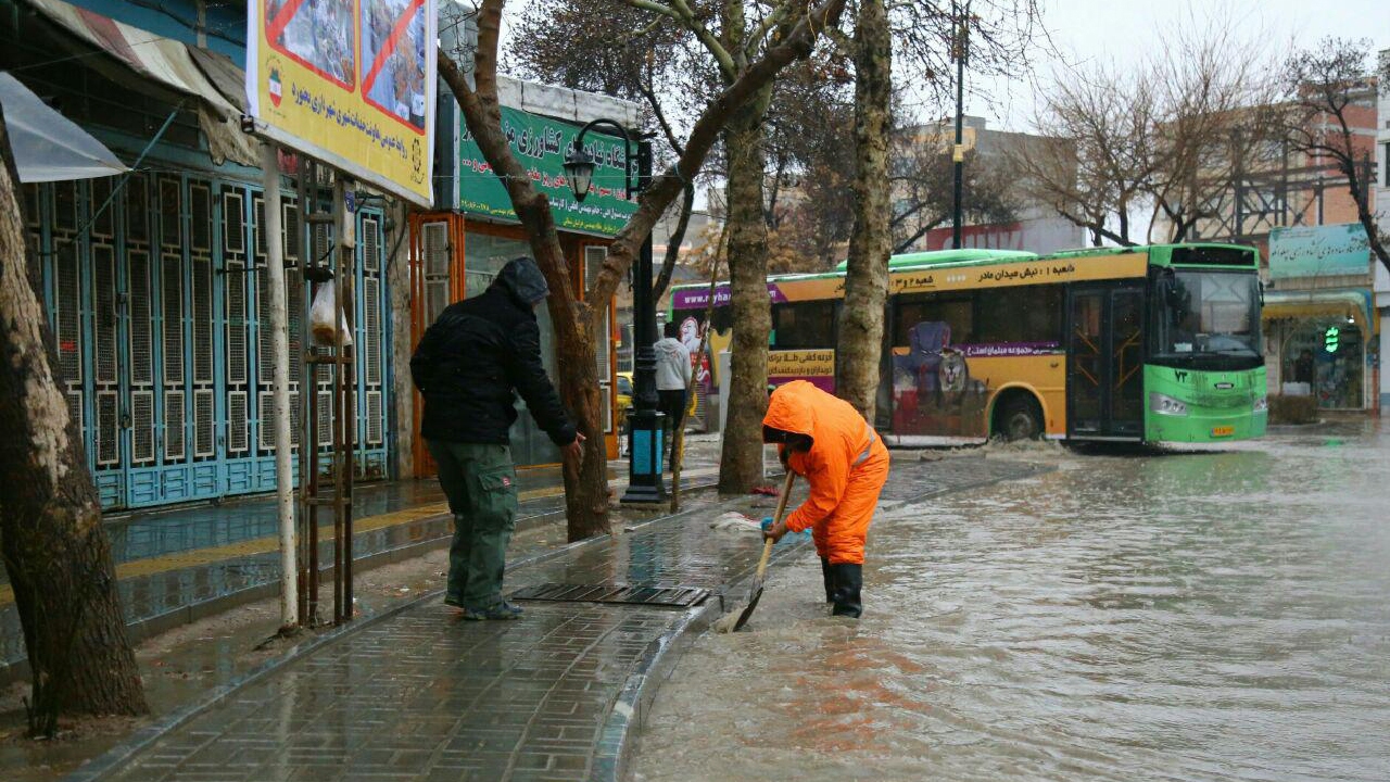 آماده باش پاکبانان سمنانی برای رفع آبگرفتگی معابر