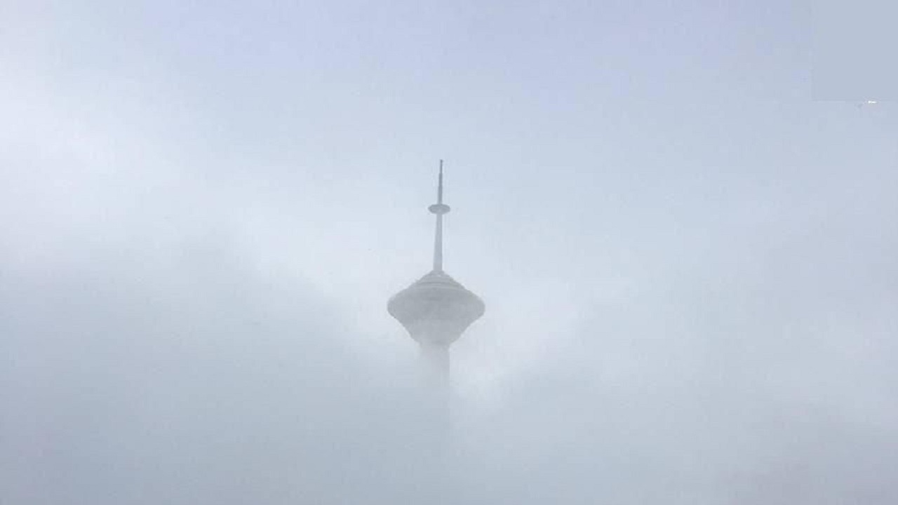 مه شدید بزرگراه شهید چمران تهران در آخرین دقایق قبل از محدودیت کرونایی ساعت ۲۱ + فیلم