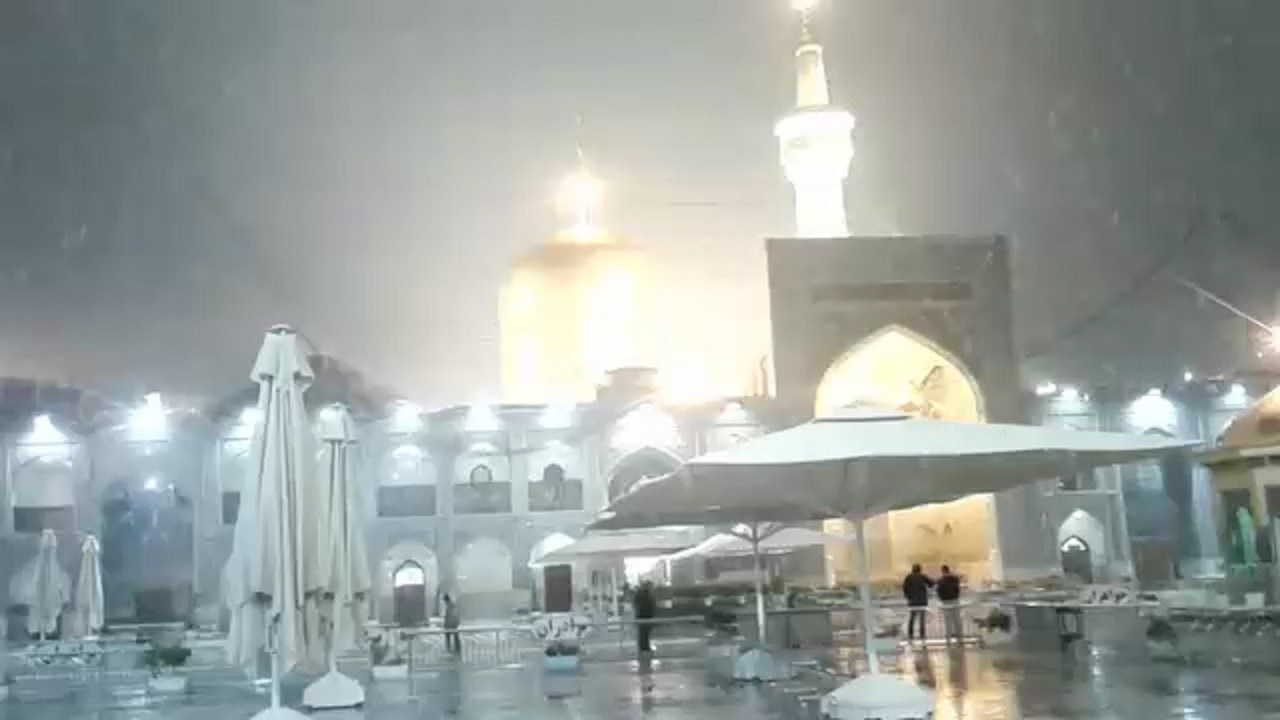 لحظه بی نظیر از بارش برف در حرم مطهر امام رضا(ع) + فیلم