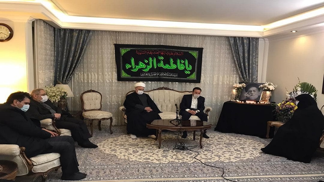 واعظی با خانواده مرحوم حجت‌الاسلام شهیدی محلاتی دیدار کرد