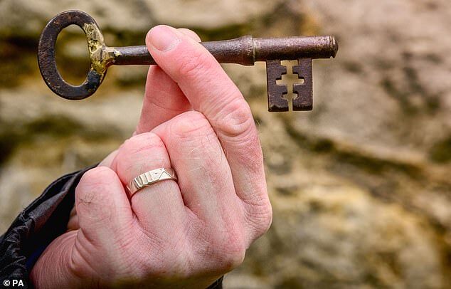 پس فرستادن کلید برج ۱۰۰۰ ساله پس از ۵۰ سال+عکس