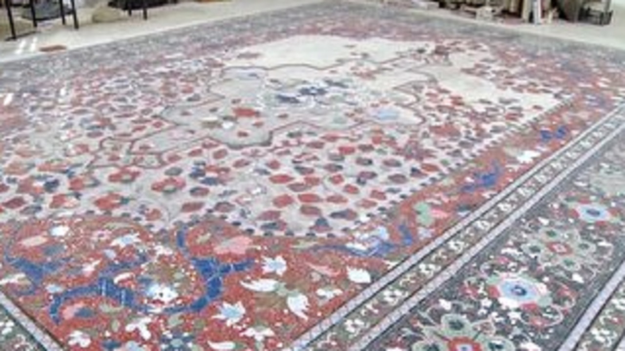 هنر کاشی شکسته قم این بار با فرش ایرانی گره خورد