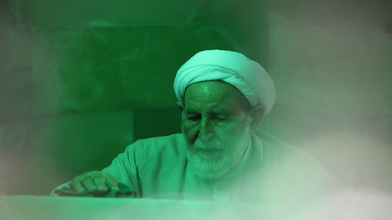 بازخوانی دست&zwnj;نوشته آیت&zwnj;الله یزدی در دفتر یادداشت غبارروبی حرم حضرت معصومه (س) +تصاویر