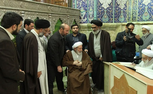 بازخوانی دست&zwnj;نوشته آیت&zwnj;الله یزدی در دفتر یادداشت غبارروبی حرم حضرت معصومه (س) +تصاویر