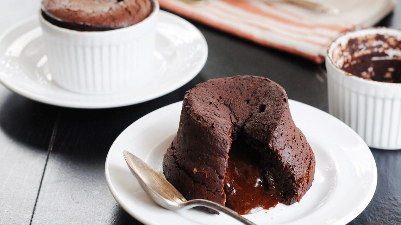 ۲ طرز تهیه سوفله شکلاتی در فر یا قابلمه؛ مرحله به مرحله و حرفه‌ای