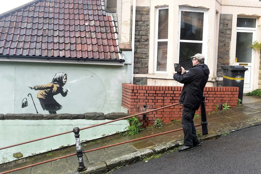 نقاشی جدید «بنکسی» در شیب‌دارترین خیابان انگلیس